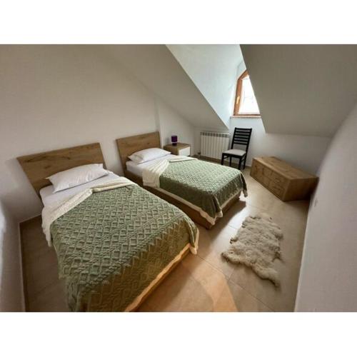 - une chambre avec deux lits et une chaise dans l'établissement JETON RESORT, 