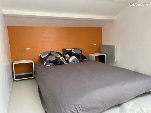 - une chambre avec un lit et 2 tables de chevet dans l'établissement Maison 8 min en voiture de Chatelaillon plage avec piscine hors sol privative, à Salles-sur-Mer