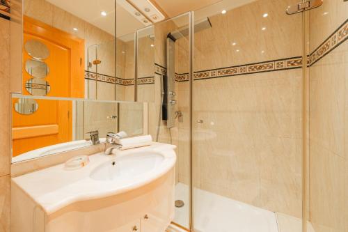 une salle de bain avec un lavabo et une douche dans l'établissement La Place de la Cathédrale - Superbe appt face à la Cathédrale, à Strasbourg