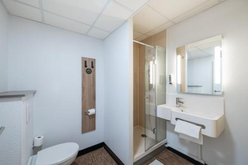 y baño con aseo, lavabo y ducha. en B&B HOTEL Lille Grand Stade, en Villeneuve d'Ascq