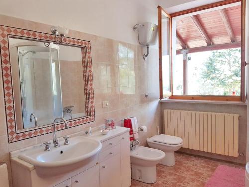 2 bedrooms apartement with enclosed garden and wifi at Apsella في Montecchio: حمام مع حوض ومرحاض ومرآة