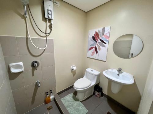 y baño con aseo y lavamanos. en IT Park + fast net, en Cebú