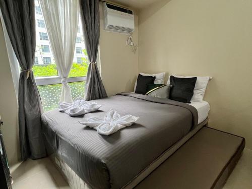 1 dormitorio con 1 cama con 2 toallas en IT Park + fast net, en Cebú