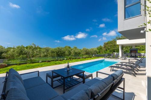 Luxusvilla mit Pool, Grillplatz 1 km zum Strand