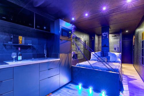 une cuisine avec un lit avec des lumières dedans dans l'établissement L'écrin noir Port nature, au Cap d'Agde