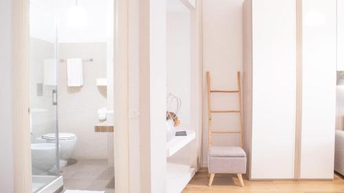 羅馬的住宿－La Maison Roma Eur，白色的浴室设有卫生间和水槽。