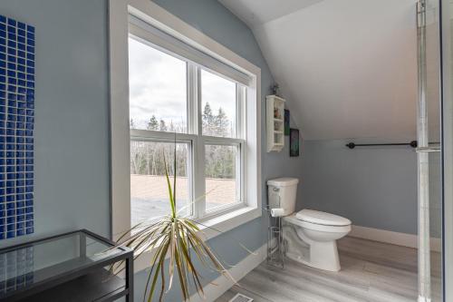 La salle de bains est pourvue de toilettes et d'une fenêtre. dans l'établissement The Artbnb, à French Village