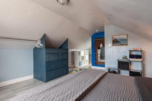 una camera con un grande letto e un comò blu di The Artbnb a French Village