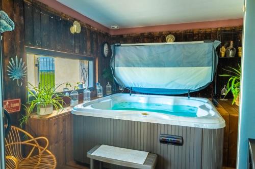 eine große Badewanne in einem Zimmer mit in der Unterkunft La Grange des Anges in Blanc