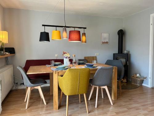 a dining room with a wooden table and chairs at Ferienwohnung Casa de Mane&Tina mit Gartenmitbenutzung in Traunreut