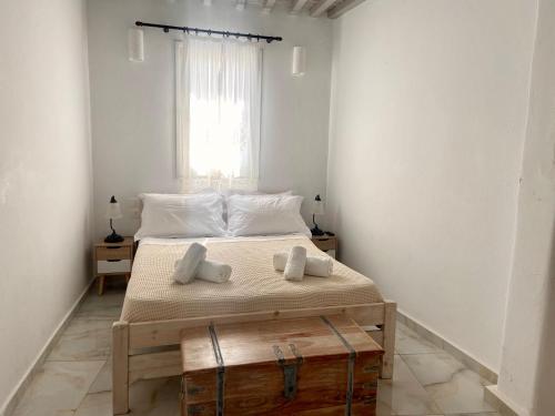 - une chambre avec un lit et 2 serviettes dans l'établissement Elenitas beach house in Ornos, à Ornos