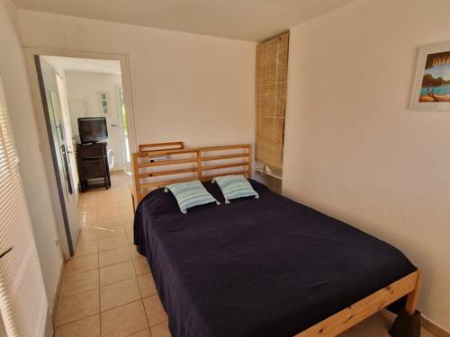 een slaapkamer met een bed in een kamer bij Appartement Hyères, 2 pièces, 3 personnes - FR-1-335-161 in Hyères