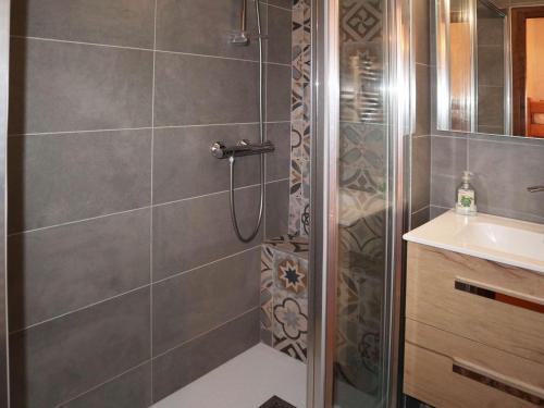 une salle de bain avec douche et lavabo dans l'établissement Appartement pour 6 personnes aux Orres, accès direct aux pistes - FR-1-322-543, aux Orres