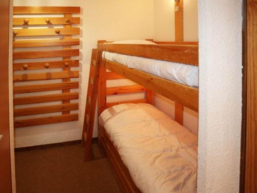 quelques lits superposés dans une chambre dans l'établissement Appartement pour 6 personnes aux Orres, accès direct aux pistes - FR-1-322-543, aux Orres