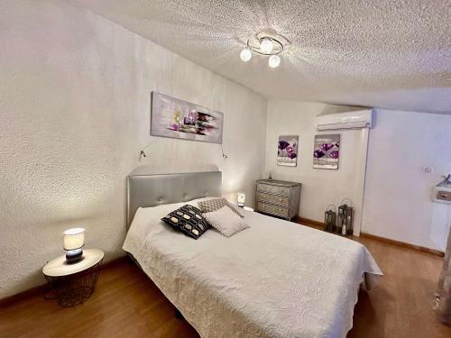 ein Schlafzimmer mit einem Bett und einer Kommode darin in der Unterkunft Appartement Sainte-Maxime, 2 pièces, 4 personnes - FR-1-226-541 in Sainte-Maxime