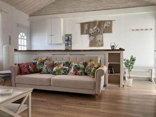 - un salon avec un canapé et des oreillers dans l'établissement La Bohème, à Rochefort