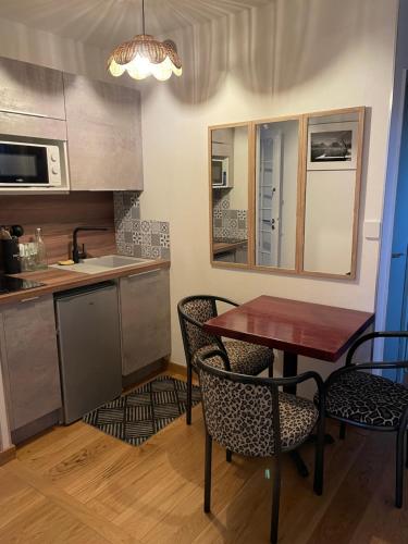 Photo de la galerie de l'établissement Logement de 2 chambres pour 4 personnes, à Annecy