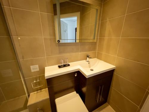La salle de bains est pourvue d'un lavabo et d'un miroir. dans l'établissement The Crags Hotel, à Callander