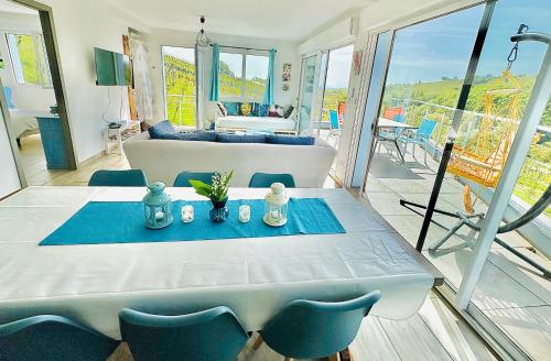 Postel nebo postele na pokoji v ubytování JANÉA Big Blue House