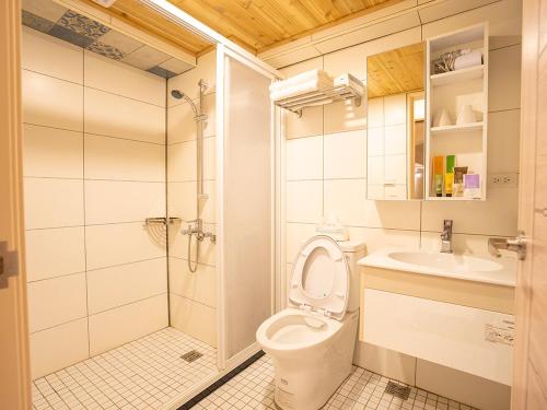 a bathroom with a toilet and a shower and a sink at Chin-Be in Beigan
