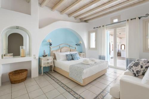 Tempat tidur dalam kamar di Beachfront Villa Etesian 20m from the sea