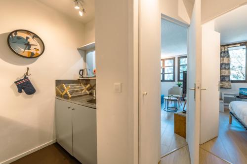 eine Küche und ein Wohnzimmer mit einer Spüle und einer Theke in der Unterkunft Chamonix Sud - Jonquilles 127 - Happy Rentals in Chamonix-Mont-Blanc