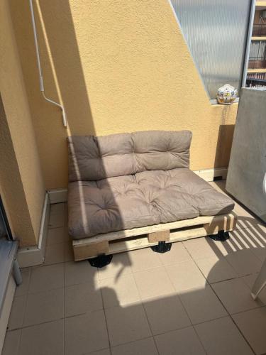 un lit pour chien installé dans l'angle d'une pièce dans l'établissement Sète vue mer linge fourni, à Sète