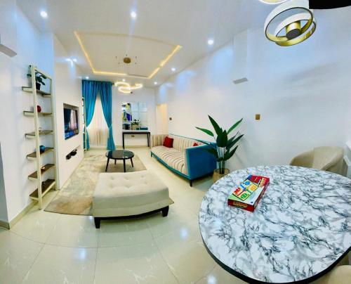 Zona de estar de Central Oasis - Entire 3 Bedroom Apartment in Abuja with Pool, Games, WiFi, Balcony, and Garden