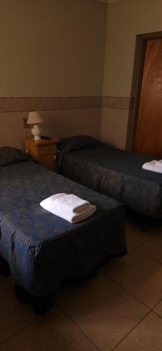 En eller flere senger på et rom på Hotel Geminis