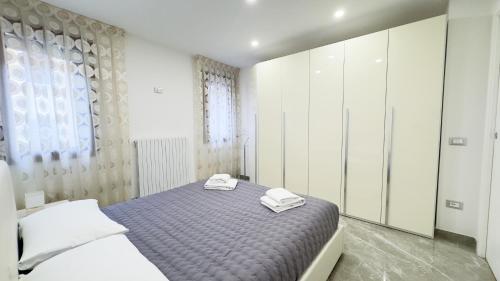a bedroom with a bed with two towels on it at Casa Venturini by Ca-Sa Check in Chioggia