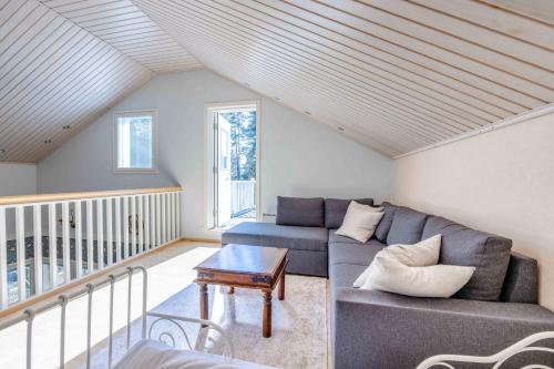 - un salon avec un canapé et une table dans l'établissement Holiday Cabin Mäntyhovi, à Kalajoki