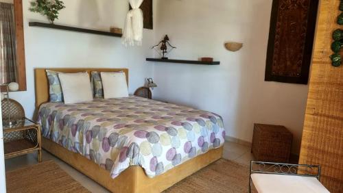 een slaapkamer met een bed in een kamer bij Salgadinho Casa de Campo & Selao da Eira Velha in São Teotónio