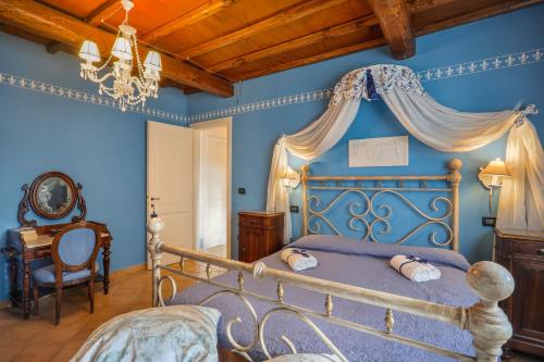 una camera con letto a baldacchino di MIRTILLO di Home Hill a Lucca