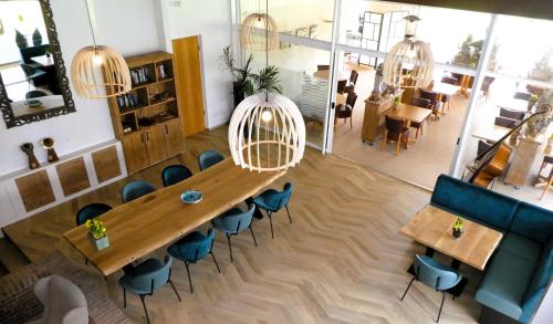 vista sul soffitto di un ristorante con tavolo e sedie di Strandhotel de Horn a Callantsoog