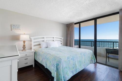 een slaapkamer met een bed en uitzicht op de oceaan bij Seawinds, Oceanfront, 2 BR , Indoor Pool, Hot Tub in Myrtle Beach