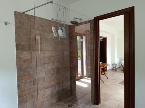 baño con ducha y puerta de cristal en B & B Villa Flora, en Mondello