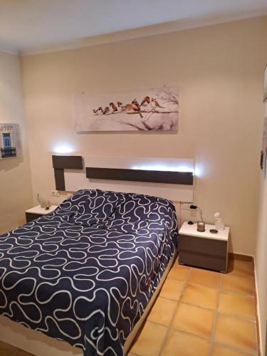 1 dormitorio con 1 cama y una pintura en la pared en Angel rooms en Barcelona