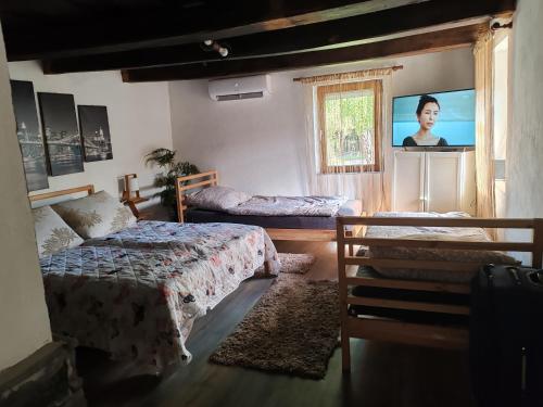 Ένα ή περισσότερα κρεβάτια σε δωμάτιο στο Mia Vendègház