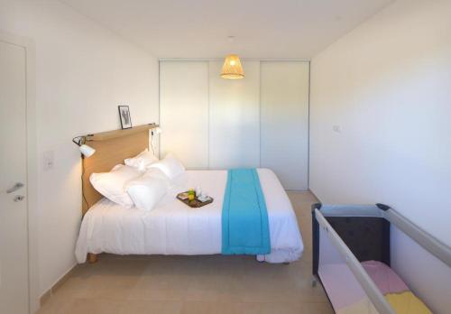 une chambre avec un lit avec un ours en peluche dessus dans l'établissement marina di bravone 185 vue mer, à Linguizzetta