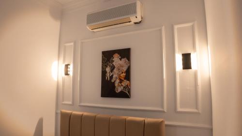 a living room with a radiator and a picture on a wall at Global Termal Hotel in Çekirge