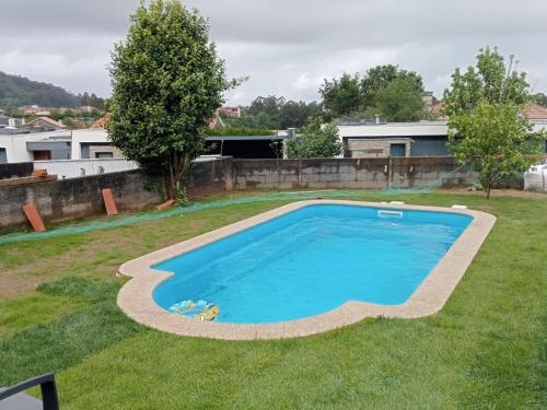 una imagen de una piscina en un patio en Casa compartida en Vigo