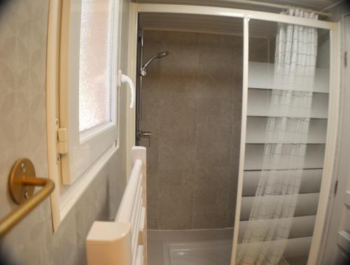NéoulesにあるLa Rose des Vents - Gite Savaneのバスルーム(ガラスドア付きのシャワー付)