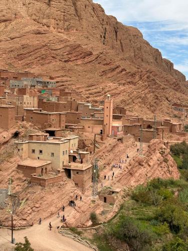 a village on the side of a mountain at قصبة الحوط in El Hot