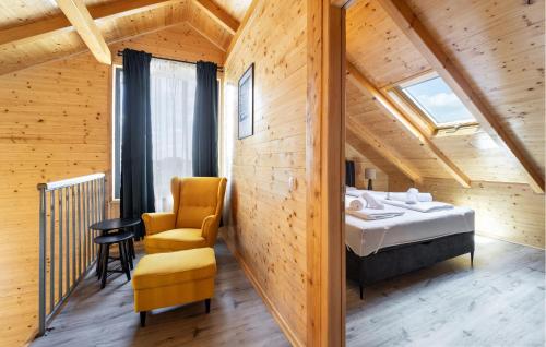 1 dormitorio con 1 cama y 1 silla en una habitación en 3 Bedroom Gorgeous Home In Bilje, en Bilje