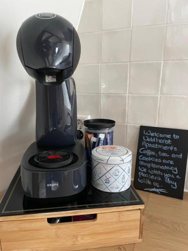 Eine schwarze Kaffeemaschine stand auf einer Theke. in der Unterkunft Veldhorst Apartments in Leiden