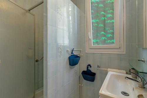 La salle de bains est pourvue d'une douche et d'un lavabo. dans l'établissement Au chant des cigales, à Vanxains