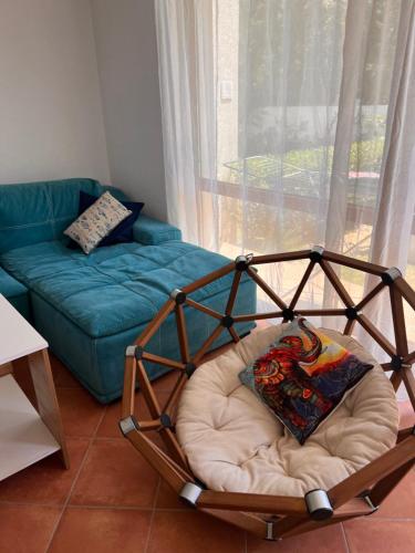 Villa Oasis етаж1 في لوزينيتس: سرير كلب في غرفة معيشة مع أريكة