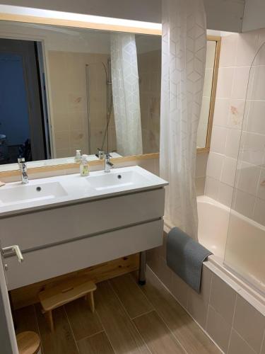 une salle de bain avec un lavabo, une douche et une baignoire dans l'établissement Family apartment with parking Metro line 9, à Sèvres