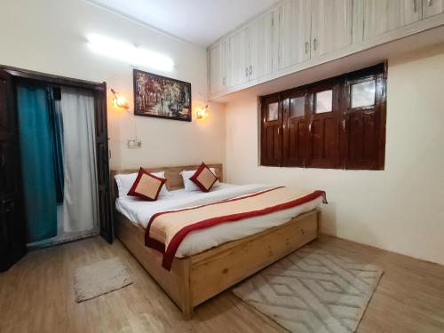ナイニタールにあるNature's Vibe Homestay - Nainital - Kainchi Dhamのベッドルーム1室(ベッド1台付)