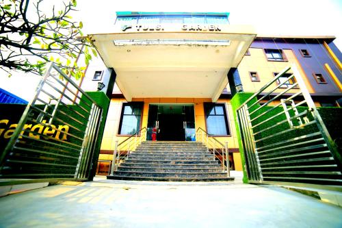 ein Gebäude mit einer Treppe, die zu einem Gebäude führt in der Unterkunft Tulsi Garden- Near Prem Mandir Vrindavan in Vrindāvan